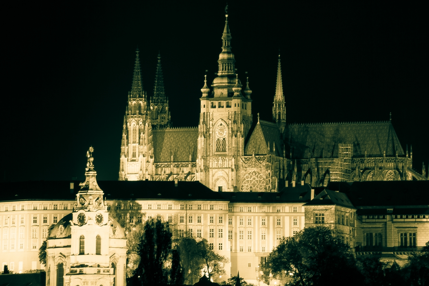 Prager Burg bei Nacht sw
